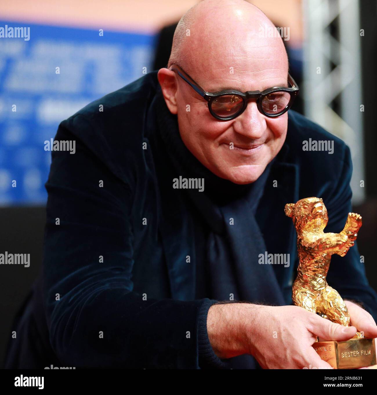 (160220) -- BERLÍN, 20 de febrero de 2016 -- El director italiano Gianfranco Rosi asiste a una conferencia de prensa con el trofeo de Oso de Oro a la Mejor Película después de la ceremonia de entrega de premios del 66º Festival Internacional de Cine de Berlinale en Berlín, Alemania, el 20 de febrero de 2016. El documental italiano Fire at Sea ganó el Oso de Oro, el máximo premio del jurado otorgado a la mejor película, en el 66º Festival Internacional de Cine de Berlín el sábado. ALEMANIA-BERLÍN-BERLINALE FESTIVAL INTERNACIONAL DE CINE-PREMIOS-OSO DE ORO-GIANFRANCO ROSI LuoxHuanhuan PUBLICATIONxNOTxINxCHN BERLIN FEB 20 2016 Director italiano Gian Fran Foto de stock