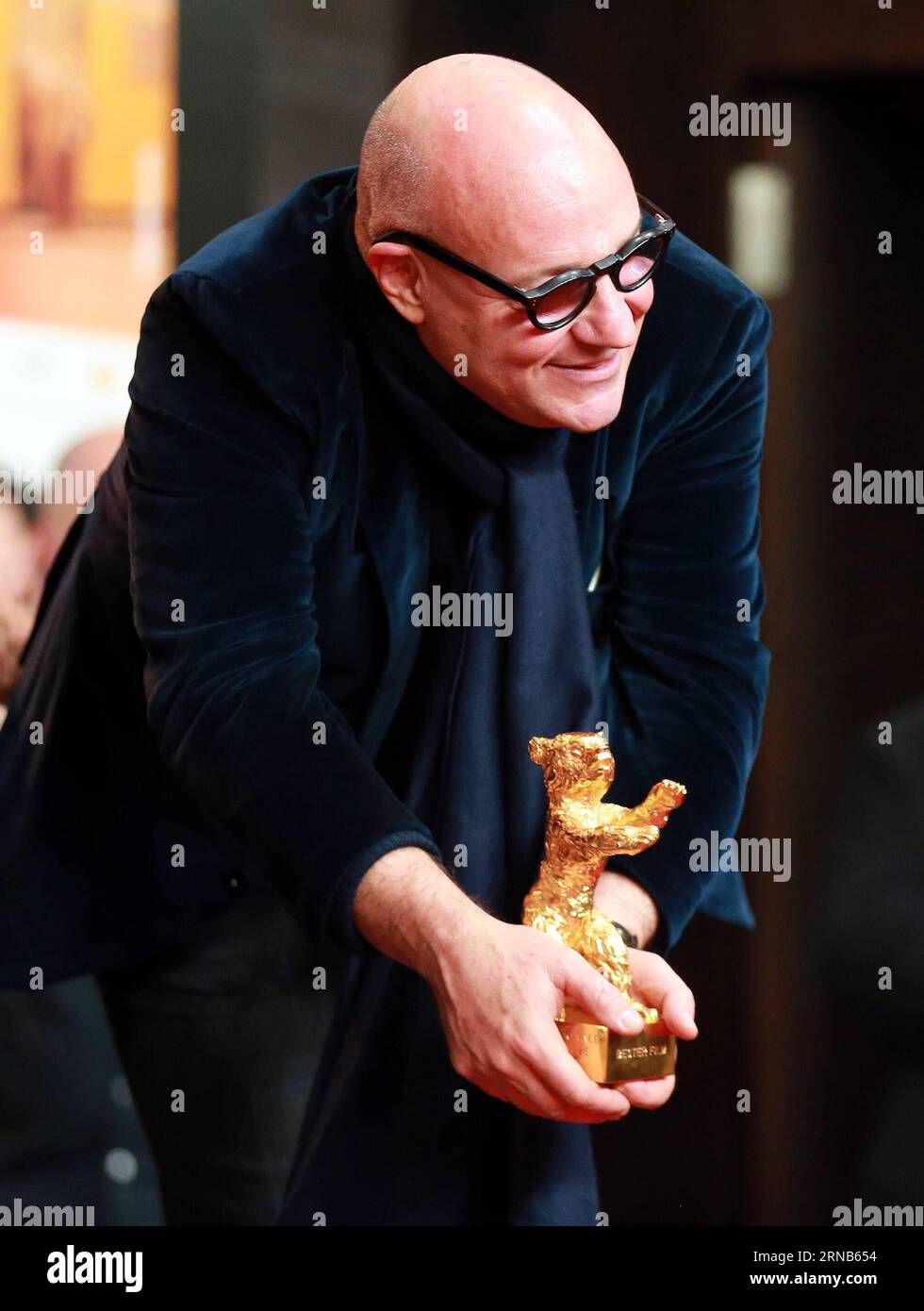 (160220) -- BERLÍN, 20 de febrero de 2016 -- El director italiano Gianfranco Rosi asiste a una conferencia de prensa con el trofeo de Oso de Oro a la Mejor Película después de la ceremonia de entrega de premios del 66º Festival Internacional de Cine de Berlinale en Berlín, Alemania, el 20 de febrero de 2016. El documental italiano Fire at Sea ganó el Oso de Oro, el máximo premio del jurado otorgado a la mejor película, en el 66º Festival Internacional de Cine de Berlín el sábado. ALEMANIA-BERLÍN-BERLINALE FESTIVAL INTERNACIONAL DE CINE-PREMIOS-OSO DE ORO-GIANFRANCO ROSI LuoxHuanhuan PUBLICATIONxNOTxINxCHN BERLIN FEB 20 2016 Director italiano Gian Fran Foto de stock