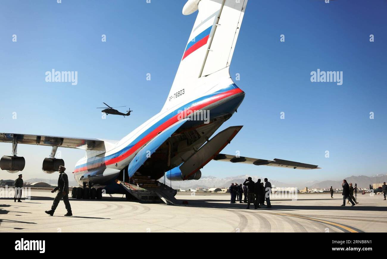 (160224) -- KABUL, 24 de febrero de 2016 -- Foto tomada el 24 de febrero de 2016 muestra a un avión ruso transfiriendo las armas asistidas por Rusia a Afganistán en el Aeropuerto Internacional Hamid Karzai en Kabul, capital de Afganistán. Rusia entregó el miércoles formalmente más de 10.000 piezas de fusiles de asalto AK-47 Kalashnikov a Afganistán. AFGANISTÁN-KABUL-RUSIA-ASISTENCIA MILITAR RahmatxAlizadah PUBLICATIONxNOTxINxCHN Kabul Feb 24 2016 Foto tomada EL 24 2016 de febrero muestra un avión ruso transfiriendo las armas asistidas rusas a Afganistán EN EL Aeropuerto Internacional Hamid Karzai en Kabul Capital de AFG Foto de stock