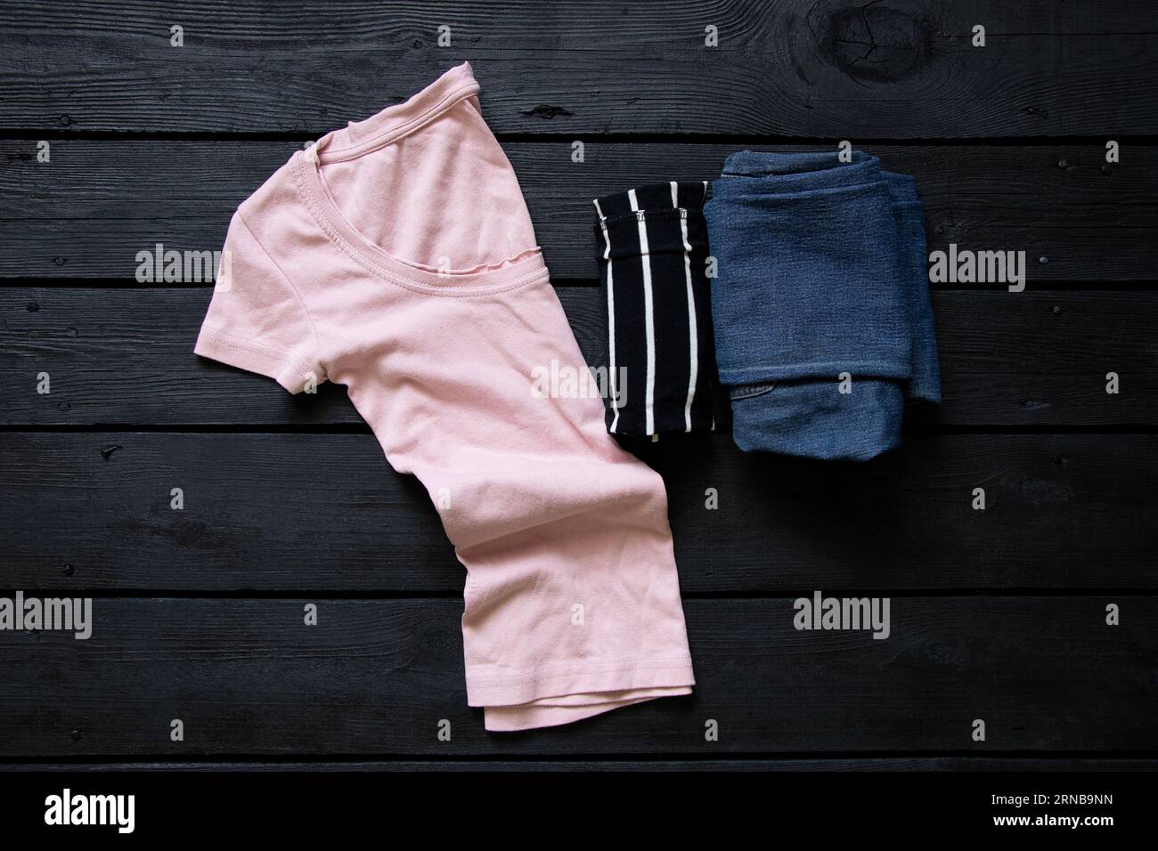 Pantalón palo de online rosa con blusa negra