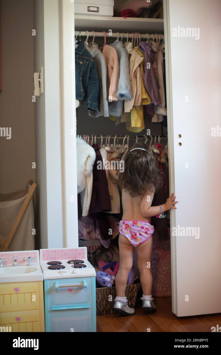Niña en su habitación actuando como un adulto Foto de stock