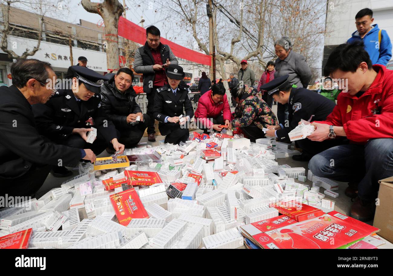 (160315) -- ZAOZHUANG, 15 de marzo de 2016 -- Oficiales de policía y residentes locales desechan medicamentos falsificados en Zaozhuang, provincia de Shandong, al este de China, 15 de marzo de 2016. Se llevaron a cabo una variedad de actividades en toda China para concienciar a los consumidores sobre la protección de sus derechos cuando el Día Internacional de los Derechos del Consumidor cayó el 15 de marzo. ) (Wjq) CHINA-DÍA DE LOS DERECHOS DEL CONSUMIDOR (CN) SunxZhongzhe PUBLICATIONxNOTxINxCHN Zaozhuang Marzo 15 2016 Oficiales de policía y residentes locales desechan drogas falsificadas en Zaozhuang China Oriental Provincia de Shan Dong Marzo 15 2016 Una variedad de actividades fueron héroes en todo Ch Foto de stock