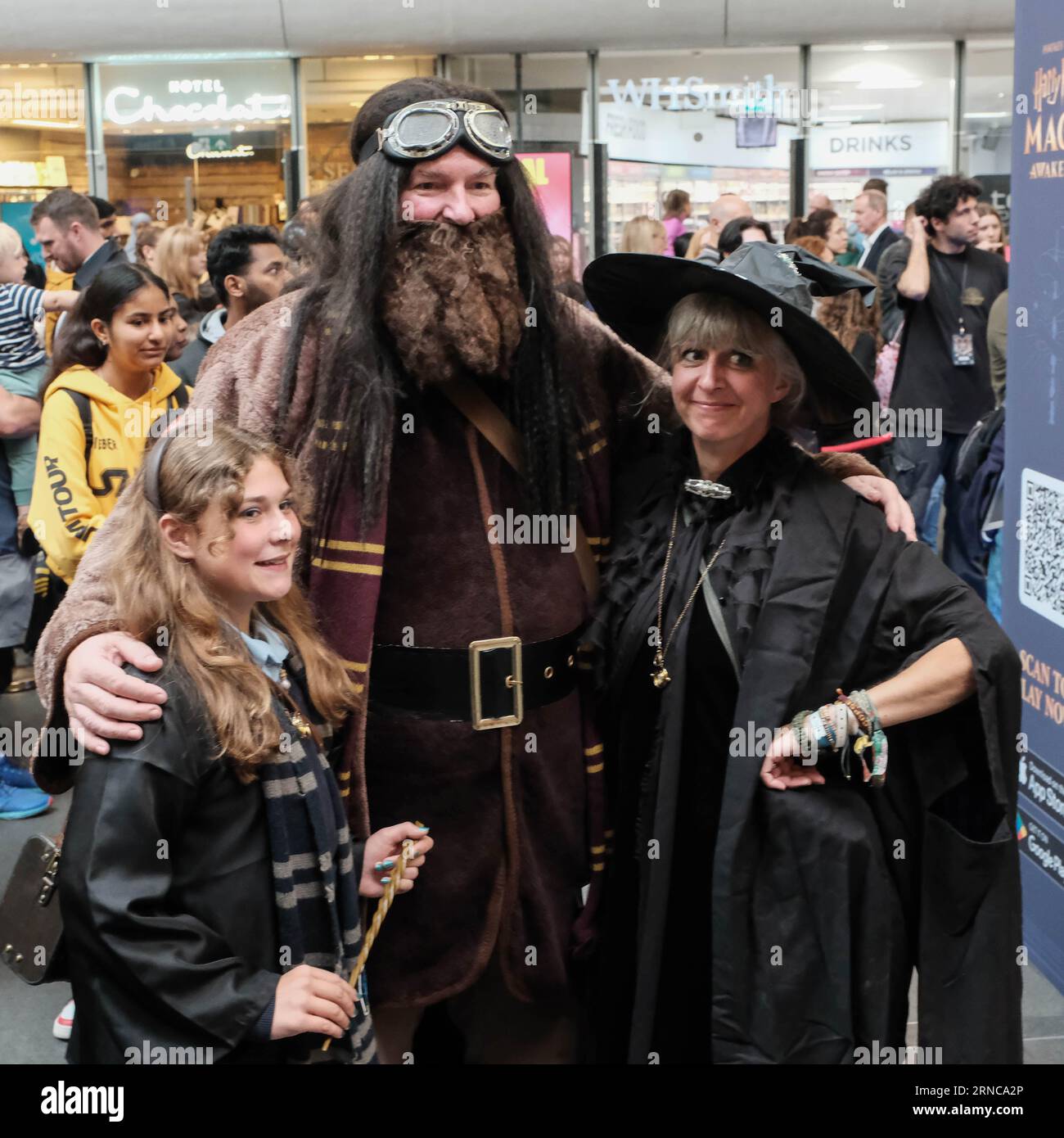 Estación de Kings Cross, Londres, Reino Unido. 1º de septiembre de 2023. Los fans de Harry Potter se reúnen para coger el Expreso de Hogwarts para volver a la escuela para el nuevo trimestre en el evento anual “Regreso a Hogwarts”. Crédito Mark Lear / Alamy Live News Foto de stock