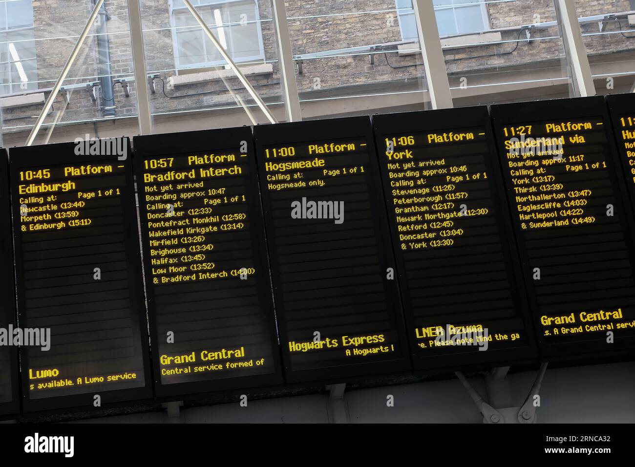 Estación de Kings Cross, Londres, Reino Unido. 1º de septiembre de 2023. Los fans de Harry Potter se reúnen para coger el Expreso de Hogwarts para volver a la escuela para el nuevo trimestre en el evento anual “Regreso a Hogwarts”. Crédito Mark Lear / Alamy Live News Foto de stock