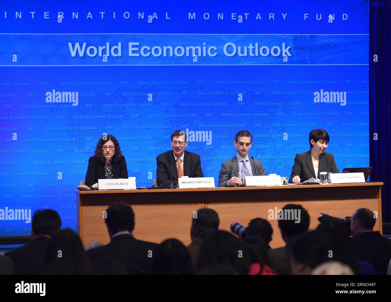 (160412) -- WASHINGTON D.C., 12 de abril de 2016 -- Maurice Obstfeld, economista jefe del Fondo Monetario Internacional (FMI), asiste a la rueda de prensa sobre Perspectivas Económicas Mundiales en la sede del FMI en Washington D.C., Estados Unidos, 12 de abril de 2016. El FMI bajó el martes su pronóstico de crecimiento global en 2016 a un 3,2 por ciento, diciendo que la economía mundial está creciendo a un ritmo lento que deja a la economía mundial más expuesta a riesgos. EE.UU.-FMI-GLOBAL ECONOMÍA-PRONÓSTICO YinxBogu PUBLICATIONxNOTxINxCHN 160412 WASHINGTON D C Abril 12 2016 Maurice Obstfeld 2º Jefe Econo Foto de stock