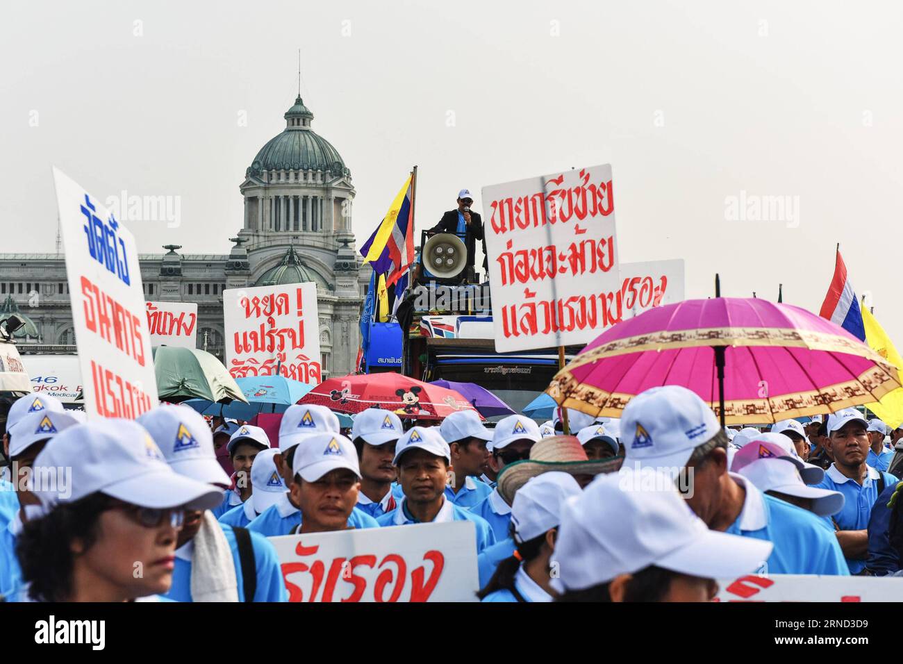 (160501) -- BANGKOK, 1 de mayo de 2016 -- Los representantes de los trabajadores de empresas estatales de Tailandia piden el establecimiento de un banco de trabajadores y la reducción de la interferencia del gobierno con las empresas estatales en el Dusit Palace Plaza en Bangkok, Tailandia, 1 de mayo de 2016. Los trabajadores de Tailandia hicieron solicitudes sobre salarios y beneficios durante dos manifestaciones celebradas el domingo en Bangkok por el Ministerio de Trabajo de Tailandia y grupos laborales independientes respectivamente. TAILANDIA-BANGKOK-MAY JORNALEROS-RALLY LixMangmang PUBLICATIONxNOTxINxCHN 160501 BANGKOK Mayo 1 2016 Representantes del país tailandés de propiedad estatal Enter Foto de stock