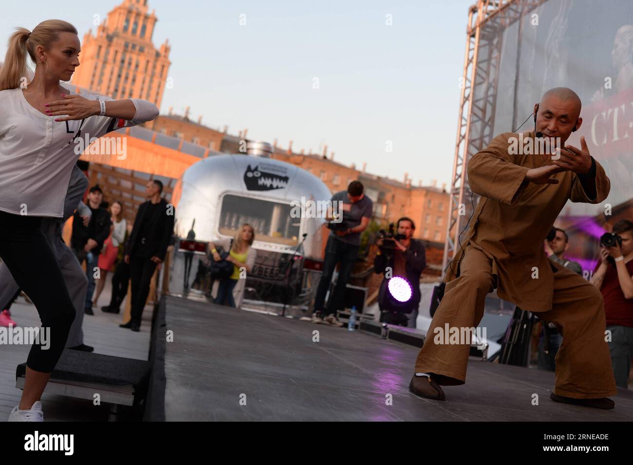 (160615) -- MOSCÚ, 15 de junio de 2016 -- El monje Shaolin Shi Yanbin (R) realiza tai chi durante una clase magistral de tai chi en el evento Become a Human en Moscú, Rusia, 15 de junio de 2016. Una clase de Tai Chi de Shi yanbin, un maestro Wushu del Centro de Aprendizaje de Artes Marciales Shaolin de Rusia, se llevó a cabo aquí el miércoles. RUSIA-MOSCÚ-SOCIEDAD-TAI CHI PavelxBednyakov PUBLICATIONxNOTxINxCHN 160615 Moscú Junio 15 2016 Shaolin Monk Shi Yanbin r Realiza Tai Chi durante una Clase Maestra de Tai Chi en el Evento Hágase Humano en Moscú Rusia Junio 15 2016 Una Clase de Tai Chi de Shi Yanbin Un Maestro Wushu del Shaolin Ruso Foto de stock