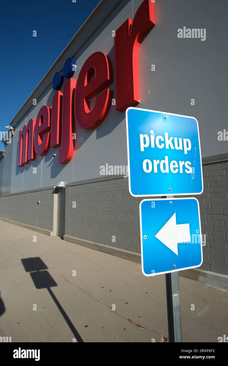 Señal de ubicación de recogida y señal de Meijer en la tienda Meijer en Davison Michigan Foto de stock