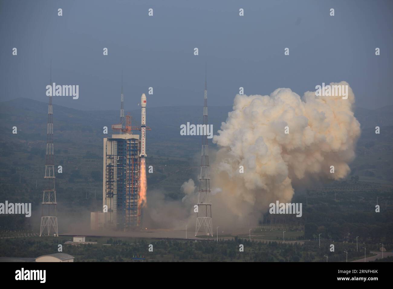 (160810) -- TAIYUAN, 10 de agosto de 2016 -- Un cohete Long March 4C que lleva un nuevo satélite de imágenes de alta resolución con radar de apertura sintética (SAR) despega en el Centro de Lanzamiento de Satélites de Taiyuan en Taiyuan, capital de la provincia de Shanxi, al norte de China, el 10 de agosto de 2016. Como el primer satélite de imágenes SAR de China que tiene una precisión de un metro de distancia, cubre el mundo con un servicio de observación de todo tipo de clima, las 24 horas del día, y se utilizará para la alerta de desastres, la previsión meteorológica, la evaluación de los recursos hídricos y la protección de los derechos marítimos. ) (MCG) CHINA-TAYUAN-LANZAMIENTO DE SATÉLITE (CN ) ZHANGXHONGWEI PUBLICAT Foto de stock