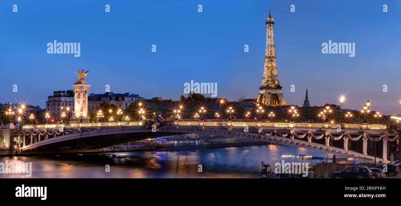 Foto nocturna del horizonte de parís, incluida la Torre Eiffel en francia Foto de stock