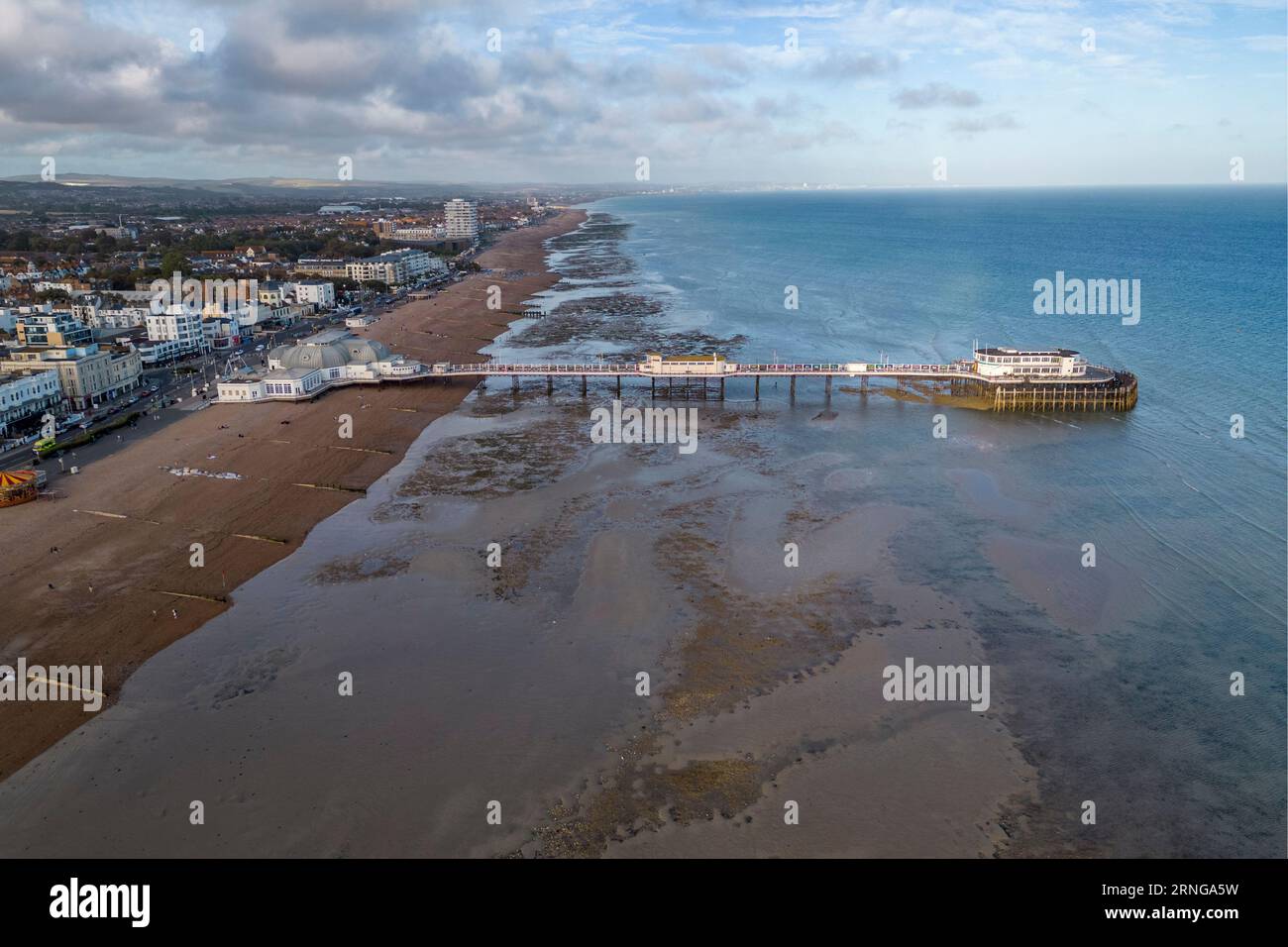 Vista aérea de la playa mirando hacia el muelle, Worthing, West Sussex, Reino Unido. Foto de stock