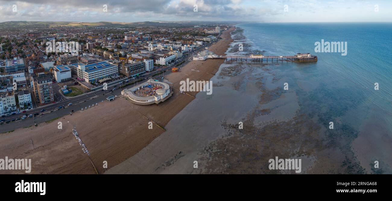 Vista panorámica aérea del lido, playa y muelle, Worthing, West Sussex, Reino Unido. Foto de stock