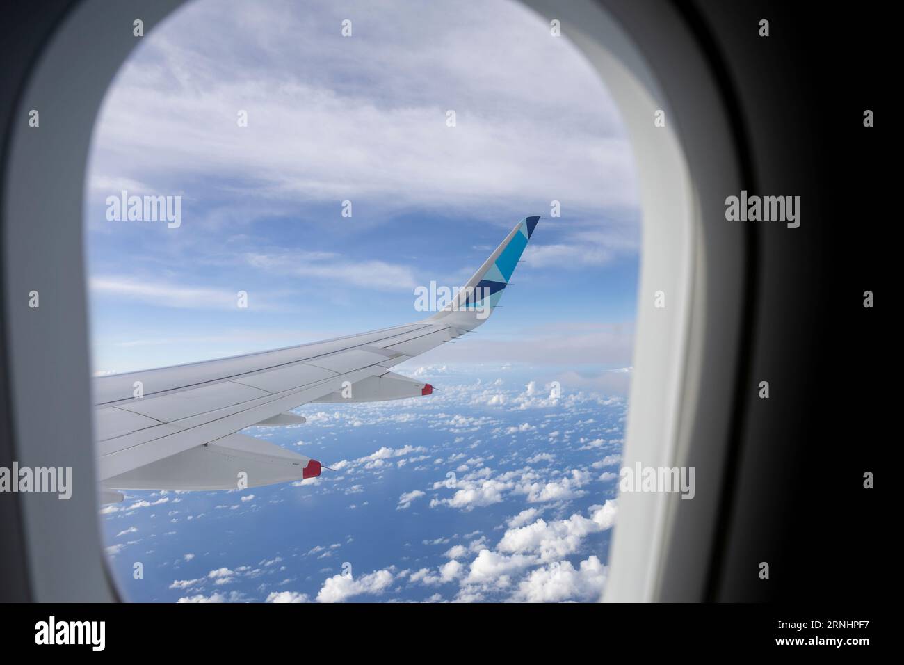 Vista desde la ventana de un plano. Ala de avión fuera de la ventana. Foto de stock