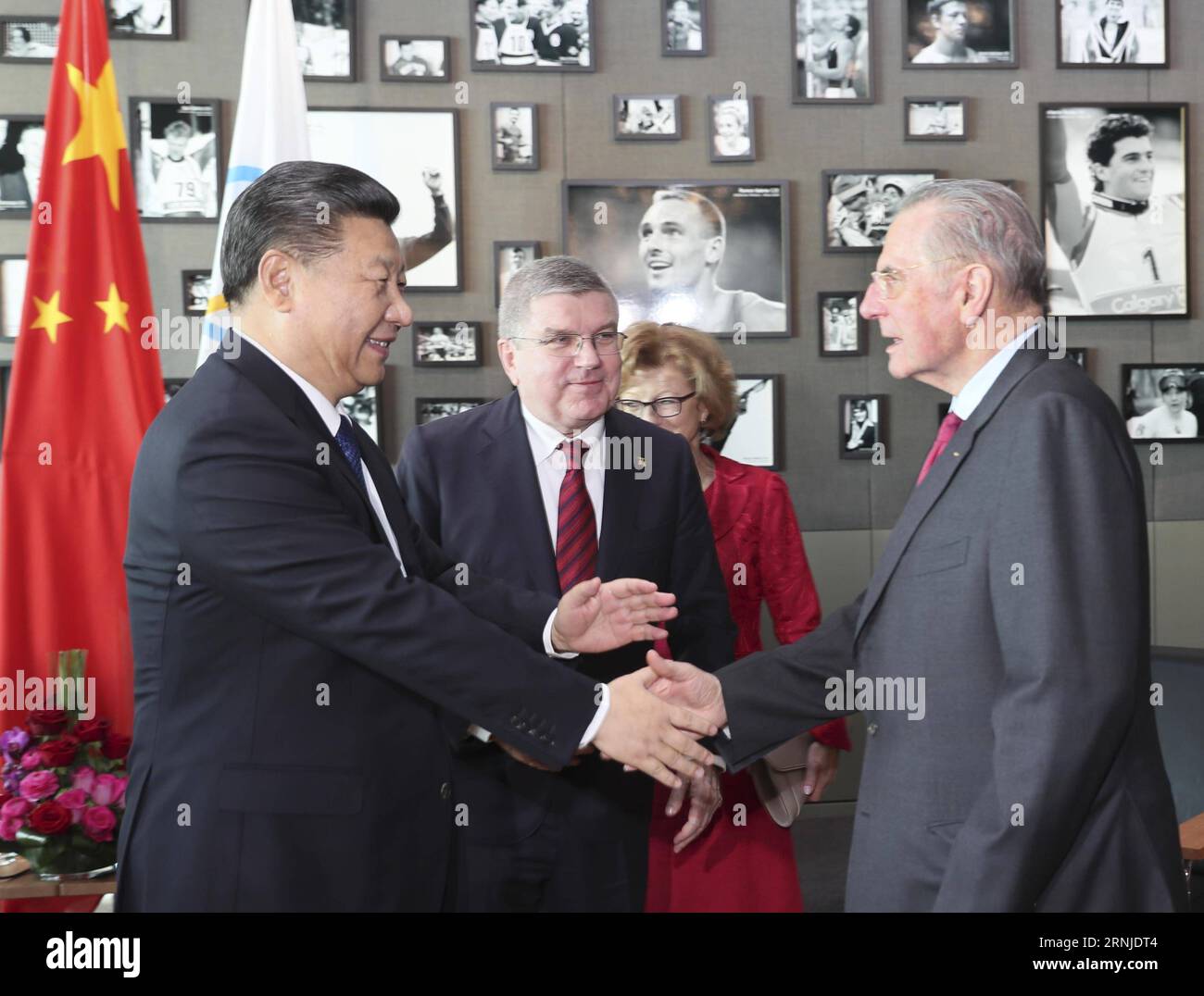 (170118) -- LAUSANA, 18 de enero de 2017 -- El presidente chino Xi Jinping (izq.) conversa con el presidente honorario del Comité Olímpico Internacional (COI), Jacques Rogge (izq.), en Lausana, Suiza, 18 de enero de 2017. XI se reunió con el Presidente del COI Thomas Bach (C) en el Museo Olímpico Internacional el miércoles. (Wyo) SUIZA-LAUSANA-XI JINPING-BACH-REUNIÓN LanxHongguang PUBLICATIONxNOTxINxCHN Lausana Jan 18 2017 El presidente chino Xi Jinping l conversa con el presidente honorario del COI Internacional Jacques Rogge r en Lausana Suiza Jan 18 2017 Xi se reunió con el presidente del COI Thomas Bach C en el Foto de stock