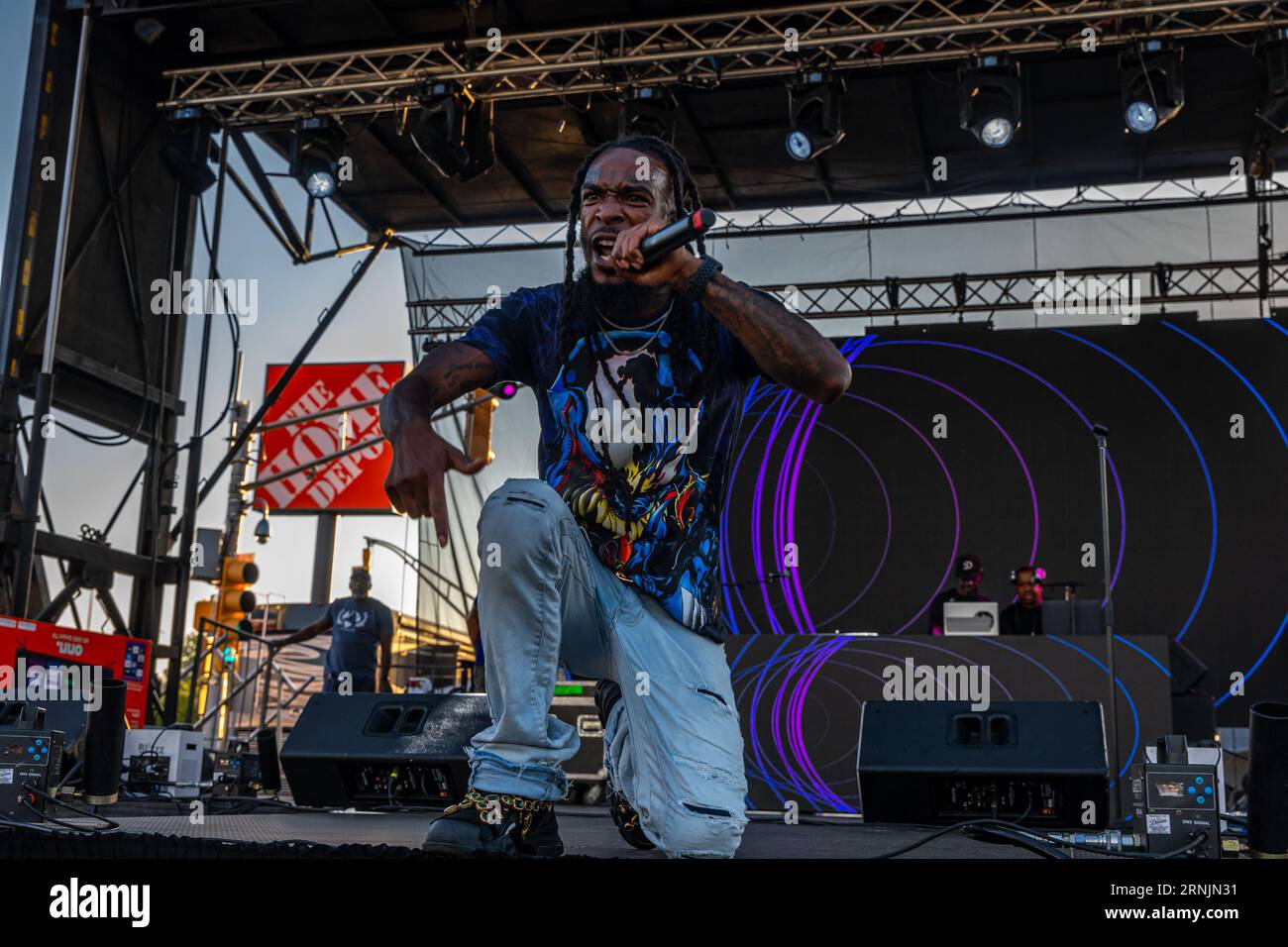 Newark, Nueva Jersey, EE.UU. 1º de septiembre de 2023. El rapero 2 BAD se presenta en el escenario en CityPlex en Newark, Nueva Jersey.2 BAD es una lista de artistas que actúan durante 24 horas de paz organizada por la ciudad de Newark. El evento de 24 Hrs of Peace utiliza la cultura Hip Hop para involucrar a la comunidad y tener un diálogo significativo sobre temas importantes como la no violencia y la resolución de conflictos.''' dijeron los funcionarios. (Imagen de crédito: © Brian Branch Price/ZUMA Press Wire) ¡USO EDITORIAL SOLAMENTE! ¡No para USO comercial! Foto de stock