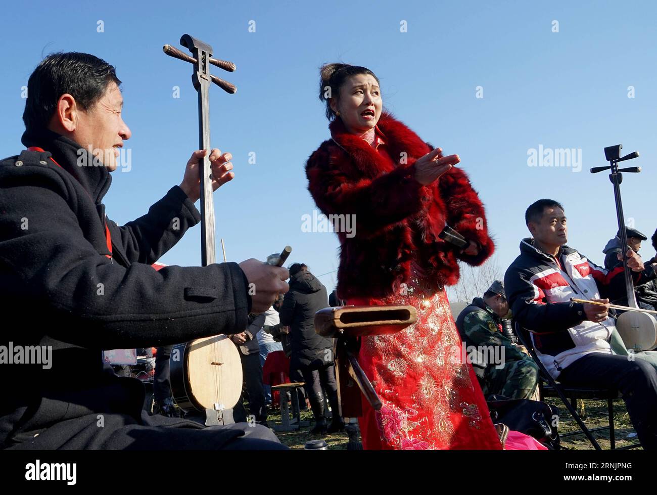 190210) -- SAN FRANCISCO, Feb. 10, 2019 (Xinhua) -- Crosstalk actor Guo  Donglin (down) performs with partner during a Spring Festival tour by  Chinese arts troupes in San Francisco Bay Area, the