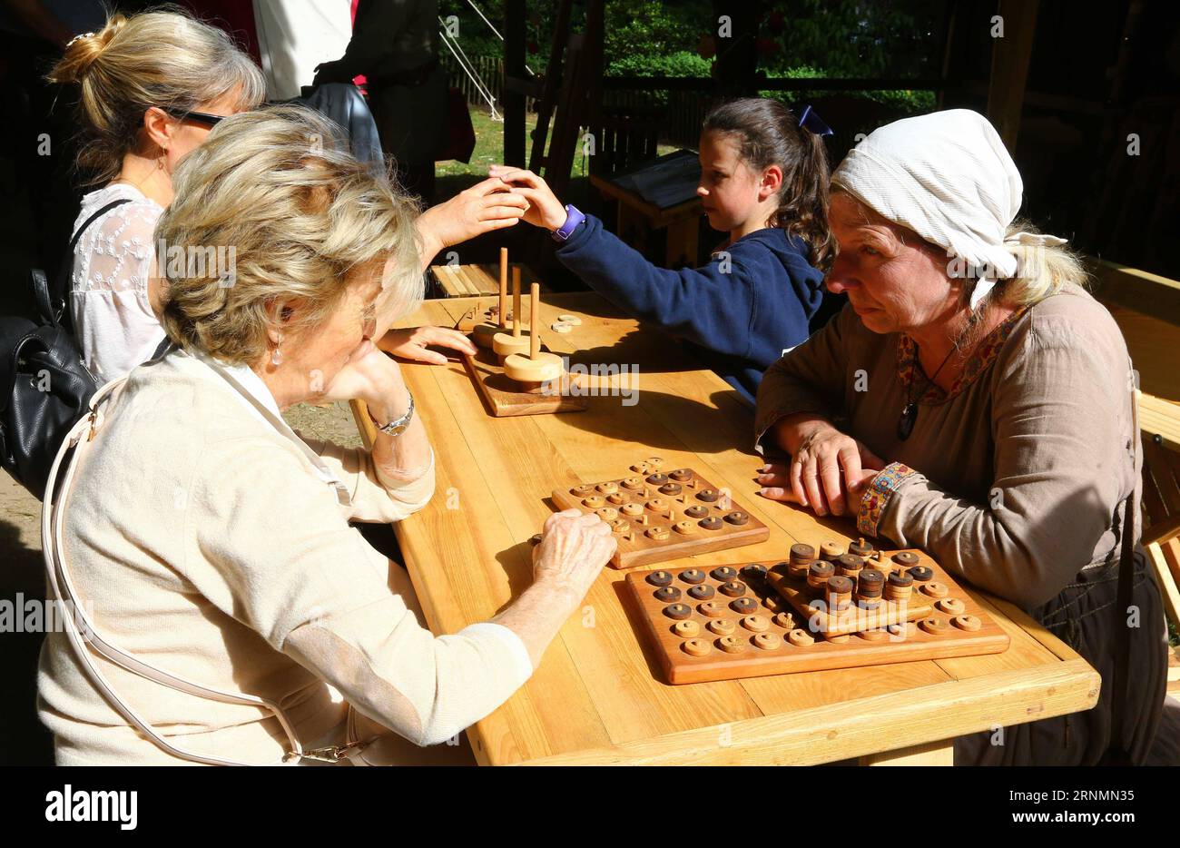 (170605) -- BRUSELAS, 5 de junio de 2017 -- La gente prueba juegos medievales durante un festival medieval en Bruselas, Bélgica, 4 de junio de 2017. ) (Zjy) BÉLGICA-BRUSELAS-MEDIEVAL FESTIVAL GongxBing PUBLICATIONxNOTxINxCHN BRUSELAS JUNIO 5 2017 Celebridades Prueba Juegos Medievales Durante un Festival Medieval en Bruselas Bélgica JUNIO 4 2017 ZJY Bélgica Bruselas Festival Medieval GongxBing PUBLICATIONxNOTxINxCHN Foto de stock