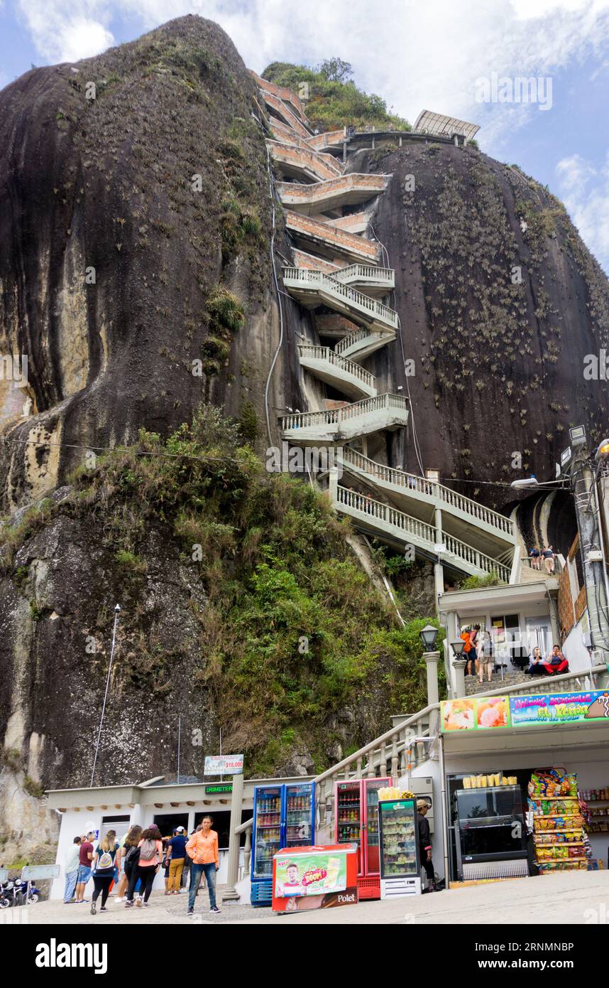 El Peñón de Guatapé, también conocida como la Piedra del Peñol (La