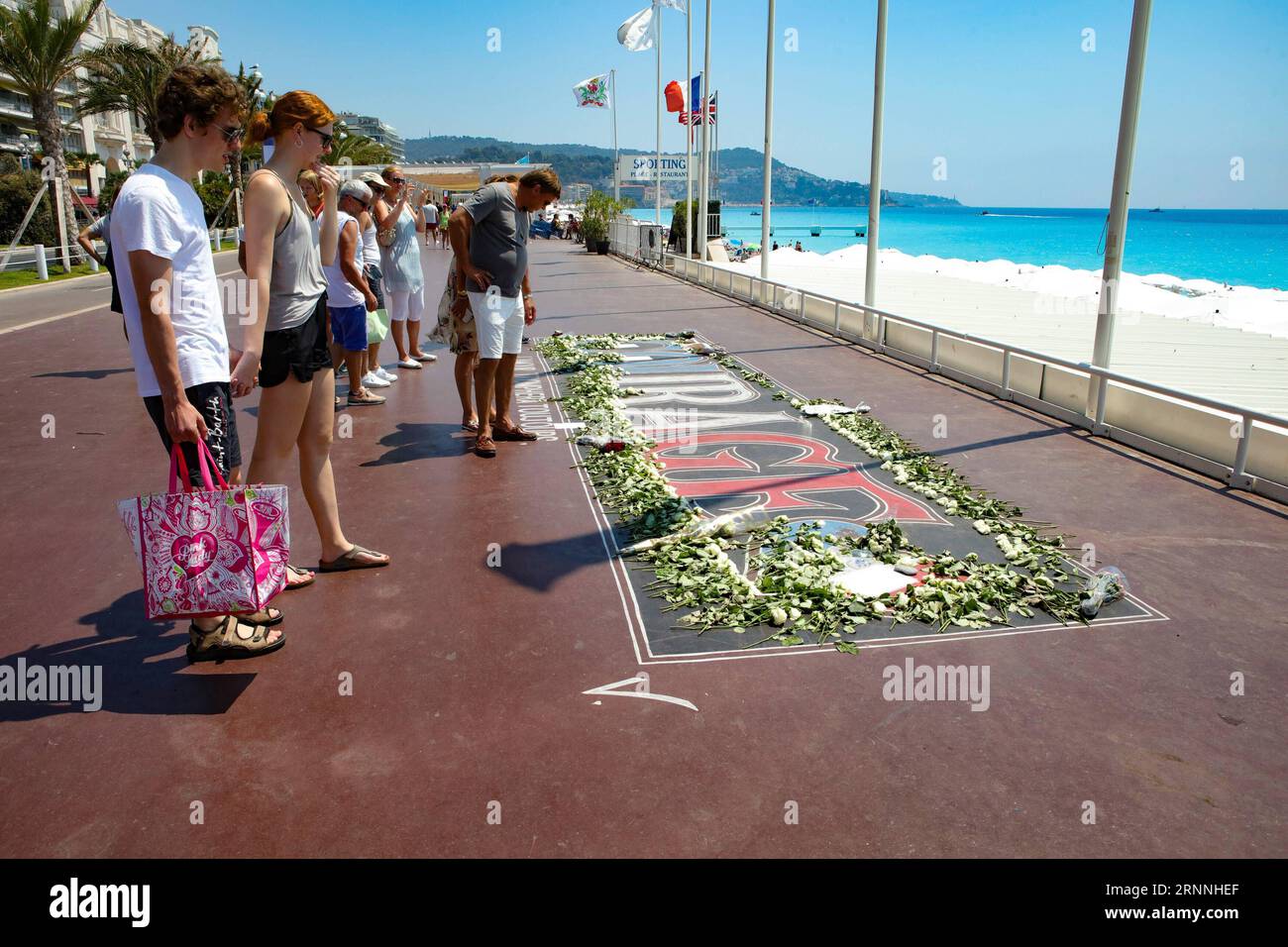 (170715) -- NICE, 15 de julio de 2017 -- Un memorial con flores escribiendo El amor siempre gana se ve en el paseo de los ingleses en Niza, Francia, el 14 de julio de 2017. Varias actividades se llevaron a cabo el viernes en Niza para conmemorar el ataque terrorista del 14 de julio de 2016 cuando un hombre condujo un camión contra una multitud en Niza y mató a 86 personas. )(rh) FRANCIA-NICE-NATIONAL-DAY-ATAQUE-CONMEMORACIÓN VincentxNogier PUBLICATIONxNOTxINxCHN 170715 Niza 15 2017 de julio Un Memorial con Flores Escribiendo El amor siempre gana los lagos IS en el paseo Los anglais en Niza Francia EL 14 2017 de julio varias actividades fueron héroes EL viernes en Ni Foto de stock