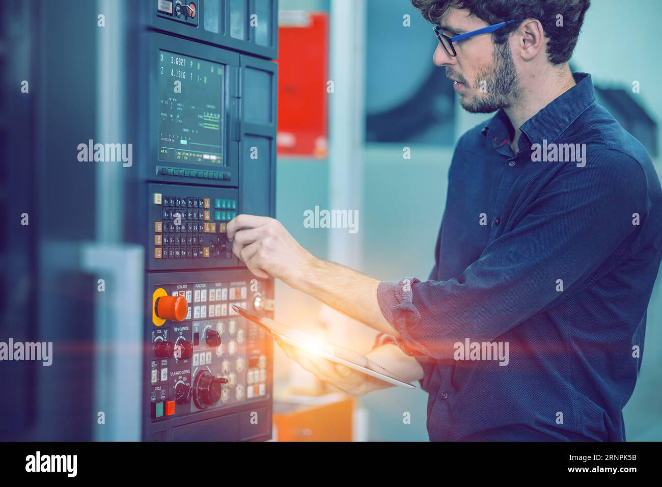 máquina moderna del control del servicio de trabajo masculino del