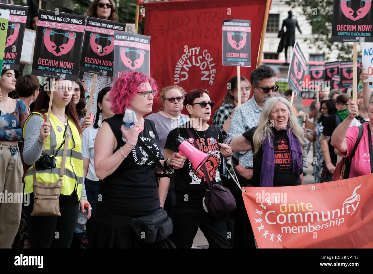 Parliament Square, Londres, Reino Unido. 2º de septiembre de 2023. Los activistas se reúnen en Londres con pancartas y pancartas para marchar y protestar contra el aborto y proteger los derechos del niño por nacer. También se llevó a cabo una contra protesta con activistas que creían que “es su cuerpo, su elección”. Crédito Mark Lear / Alamy Live News Foto de stock