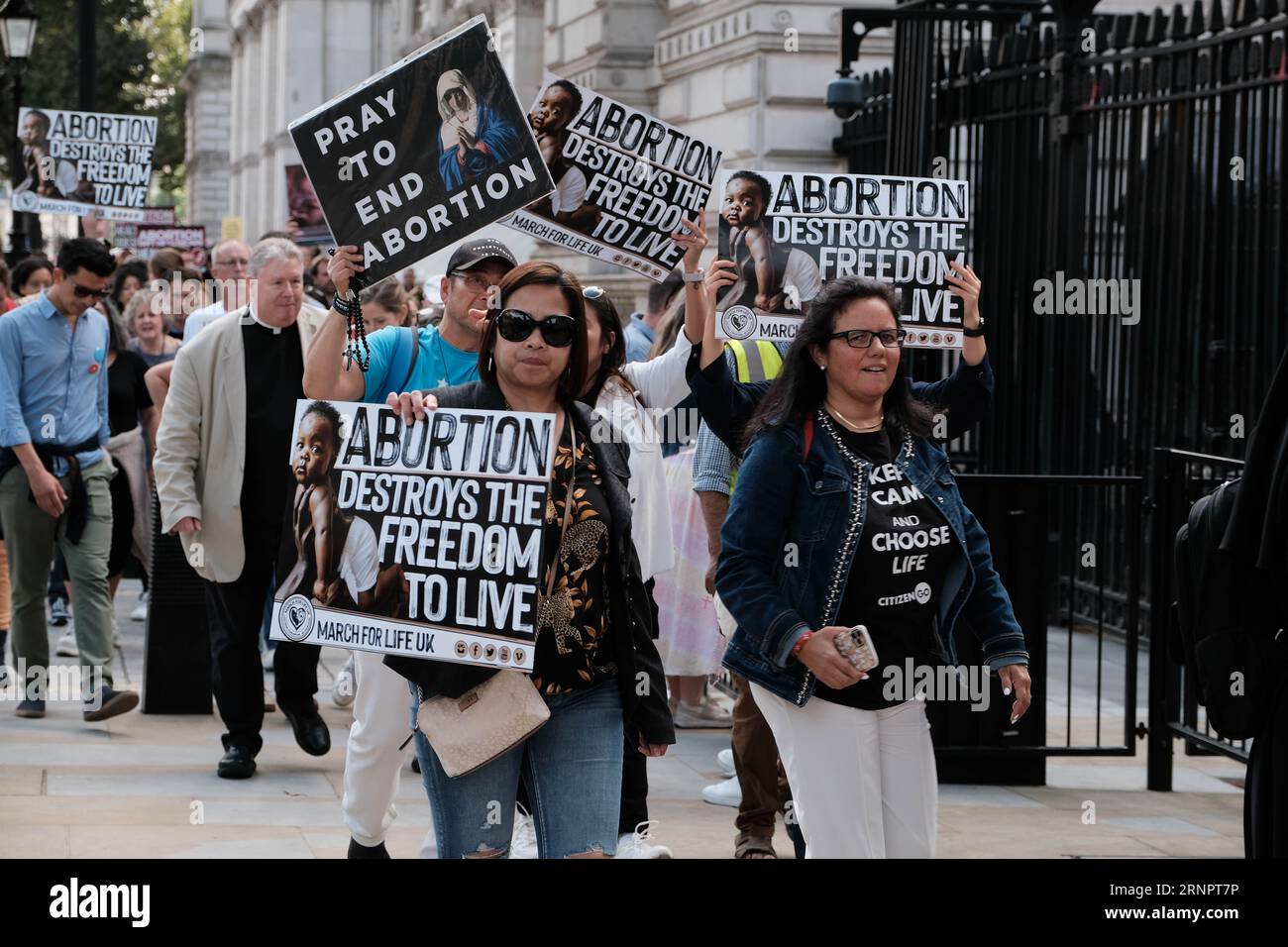 Parliament Square, Londres, Reino Unido. 2º de septiembre de 2023. Los activistas se reúnen en Londres con pancartas y pancartas para marchar y protestar contra el aborto y proteger los derechos del niño por nacer. También se llevó a cabo una contra protesta con activistas que creían que “es su cuerpo, su elección”. Crédito Mark Lear / Alamy Live News Foto de stock