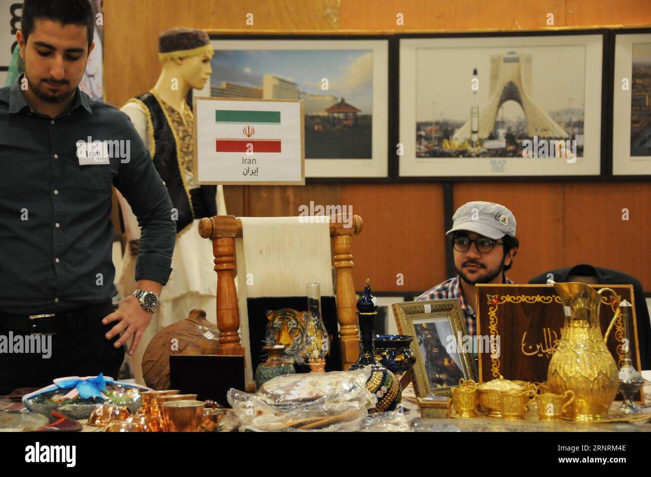 (171007) -- AMMÁN, 7 de octubre de 2017 -- Foto tomada el 7 de octubre de 2017 muestra el stand de Irán en el bazar diplomático de Ammán, Jordania. El Bazar Diplomático anual abrió aquí el sábado, atrajo a más de cincuenta embajadas y organizaciones internacionales para participar.) (Jmmn) JORDAN-AMMAN-BAZAAR LinxXiaowei PUBLICATIONxNOTxINxCHN Foto de stock