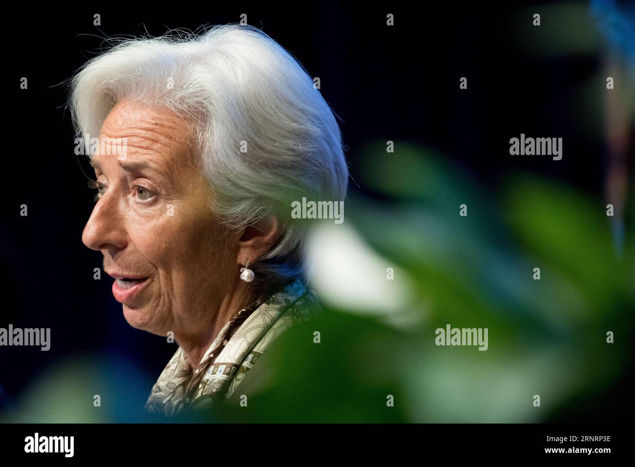 (171012) -- WASHINGTON D.C., 12 de octubre de 2017 -- Christine Lagarde, directora gerente del Fondo Monetario Internacional (FMI), habla en una reunión de la Sociedad Civil en la sede del Banco Mundial en Washington D.C., Estados Unidos, 11 de octubre de 2017. ) (Jmmn) EE.UU.-WASHINGTON D.C.-BANCO MUNDIAL-FMI-REUNIÓN TingxShen PUBLICATIONxNOTxINxCHN Foto de stock