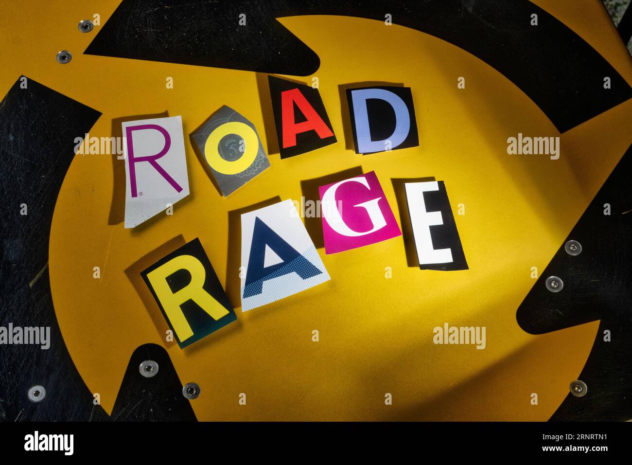 El concepto 'Road Rage' escrito en la tipografía de estilo de nota de rescate, EE.UU. 2023 Foto de stock