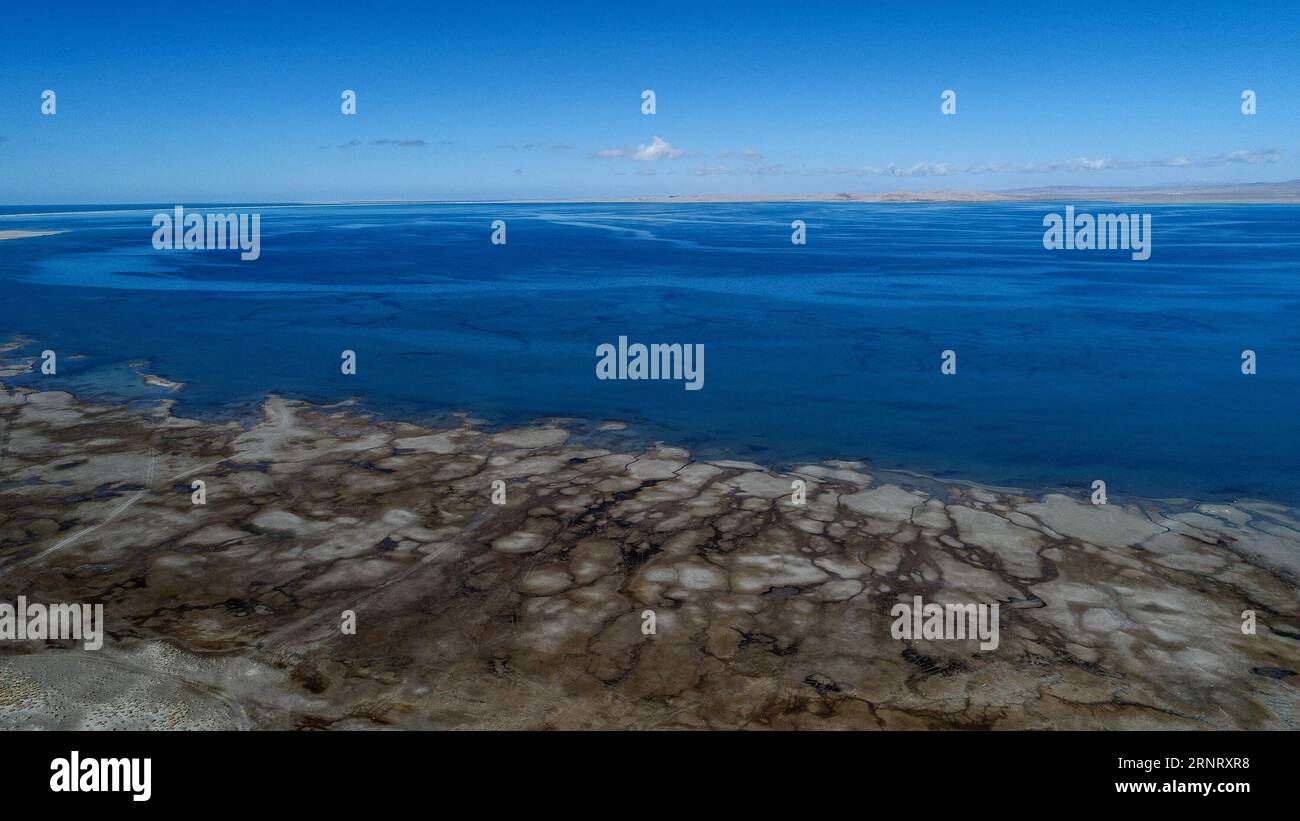 (171020) -- XINING, 20 de octubre de 2017 -- Foto aérea tomada el 19 de octubre de 2017 muestra el lago Qinghai, el lago interior de agua salada más grande de China, en la provincia de Qinghai, en el noroeste de China. La superficie del lago Qinghai alcanzó los 4.497,01 kilómetros cuadrados, el récord más alto desde 2001, según datos del Instituto Qinghai de Ciencias Meteorológicas. El lago Qinghai desempeña un papel importante en la seguridad ecológica de la meseta Qinghai-Tibet. Se ha estado expandiendo desde 2005 gracias a las abundantes precipitaciones en las áreas circundantes y el aumento del derretimiento de la nieve debido al cambio climático. ) (WF) CHINA-QINGHAI-QINGHAI LAGO (C Foto de stock