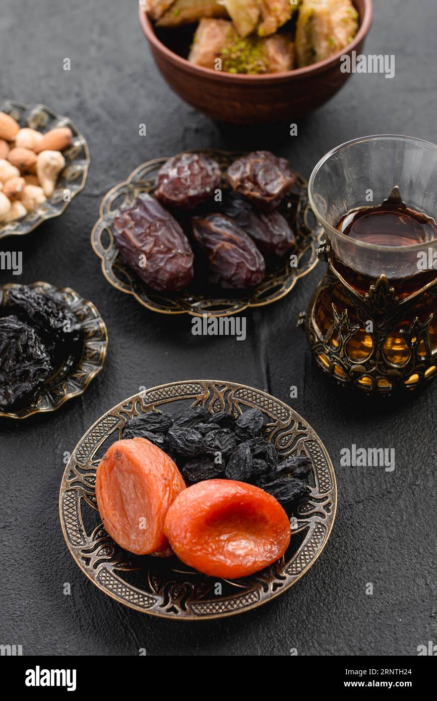 Té turco con dátiles secos pasas de albaricoque plato de hierro árabe ramadán Foto de stock