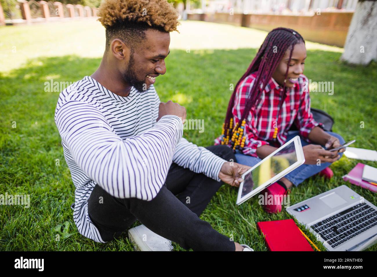 (Español) Jóvenes negros estudiando parque Foto de stock