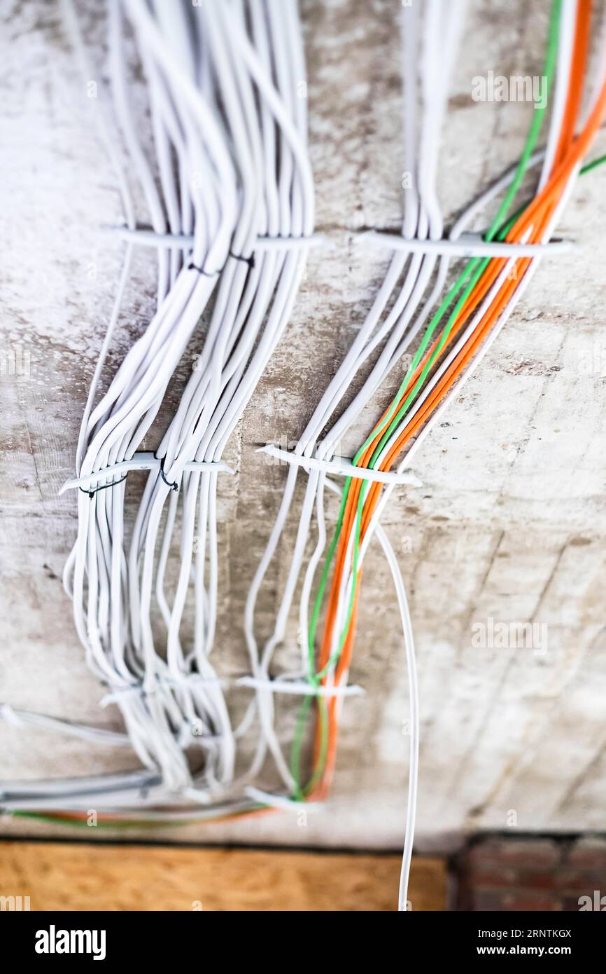 Cables de cobre y conectores eléctricos. Accesorios eléctricos en el taller  de casa. Fondo claro Fotografía de stock - Alamy