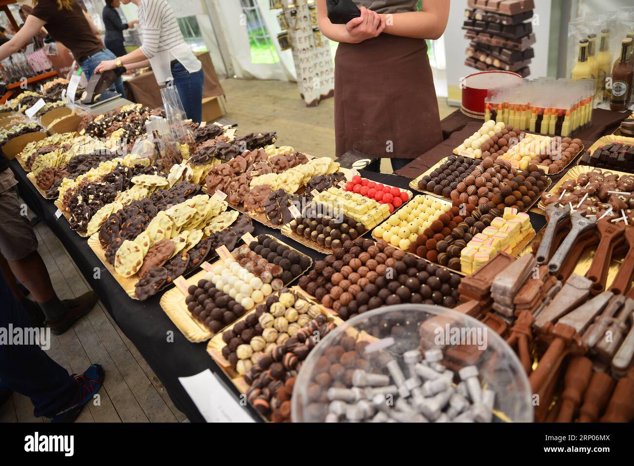 (180422) -- RADOVLJICA (ESLOVENIA), 22 de abril de 2018 -- Foto tomada el 22 de abril de 2018 muestra un stand con varios productos de chocolate en un festival de chocolate en Radovljica, Eslovenia. El Festival del Chocolate ANUL en Radovljica se celebró aquí del 20 al 22 de abril. ESLOVENIA-RADOVLJICA-CHOCOLATE FESTIVAL MaticxStojs PUBLICATIONxNOTxINxCHN Foto de stock