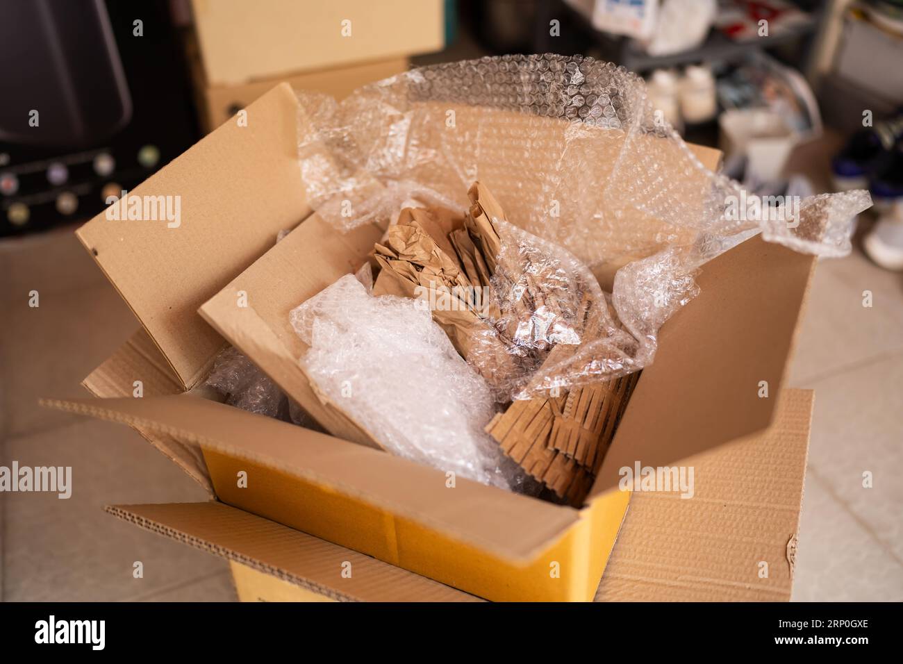 Material de embalaje dentro de una caja para el envío. Diferentes  envolturas como papel reciclado y hojas de espuma de plástico para envolver  algo Fotografía de stock - Alamy