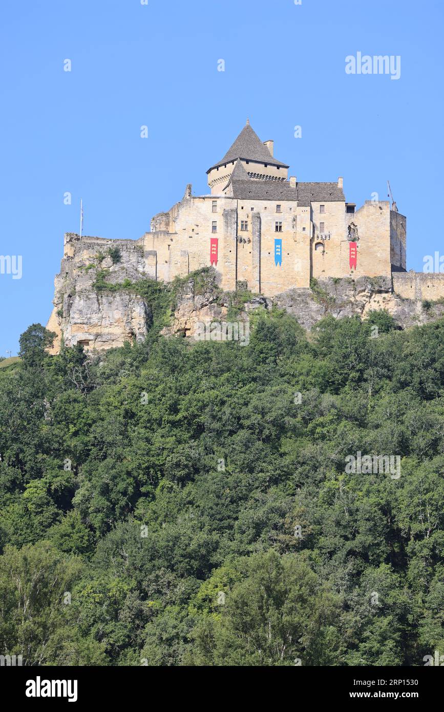 Le Château fort de Castelnaud abrite le musée de la guerre au Moyen Âge et domine la Dordogne. Arquitectura, Historia, Moyen âge, rivière, naturaleza, leva Foto de stock