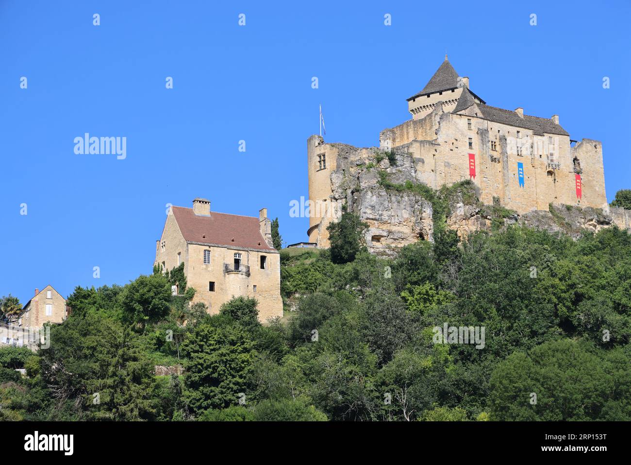 Le Château fort de Castelnaud abrite le musée de la guerre au Moyen Âge et domine la Dordogne. Arquitectura, Historia, Moyen âge, rivière, naturaleza, leva Foto de stock