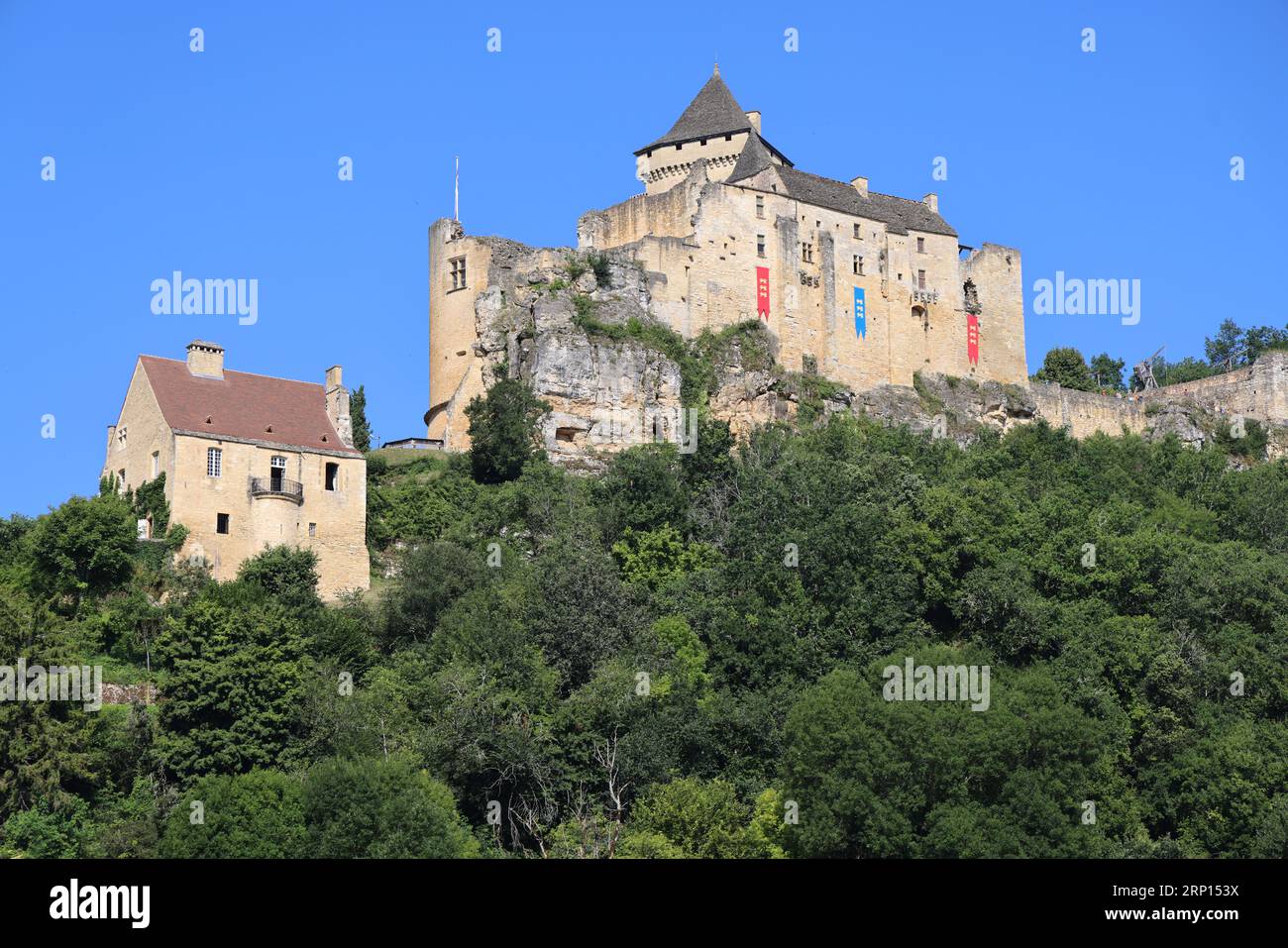 Le Château fort de Castelnaud abrite le musée de la guerre au Moyen Âge et domine la Dordogne. Arquitectura, Historia, Moyen âge, rivière, naturaleza, leva Foto de stock