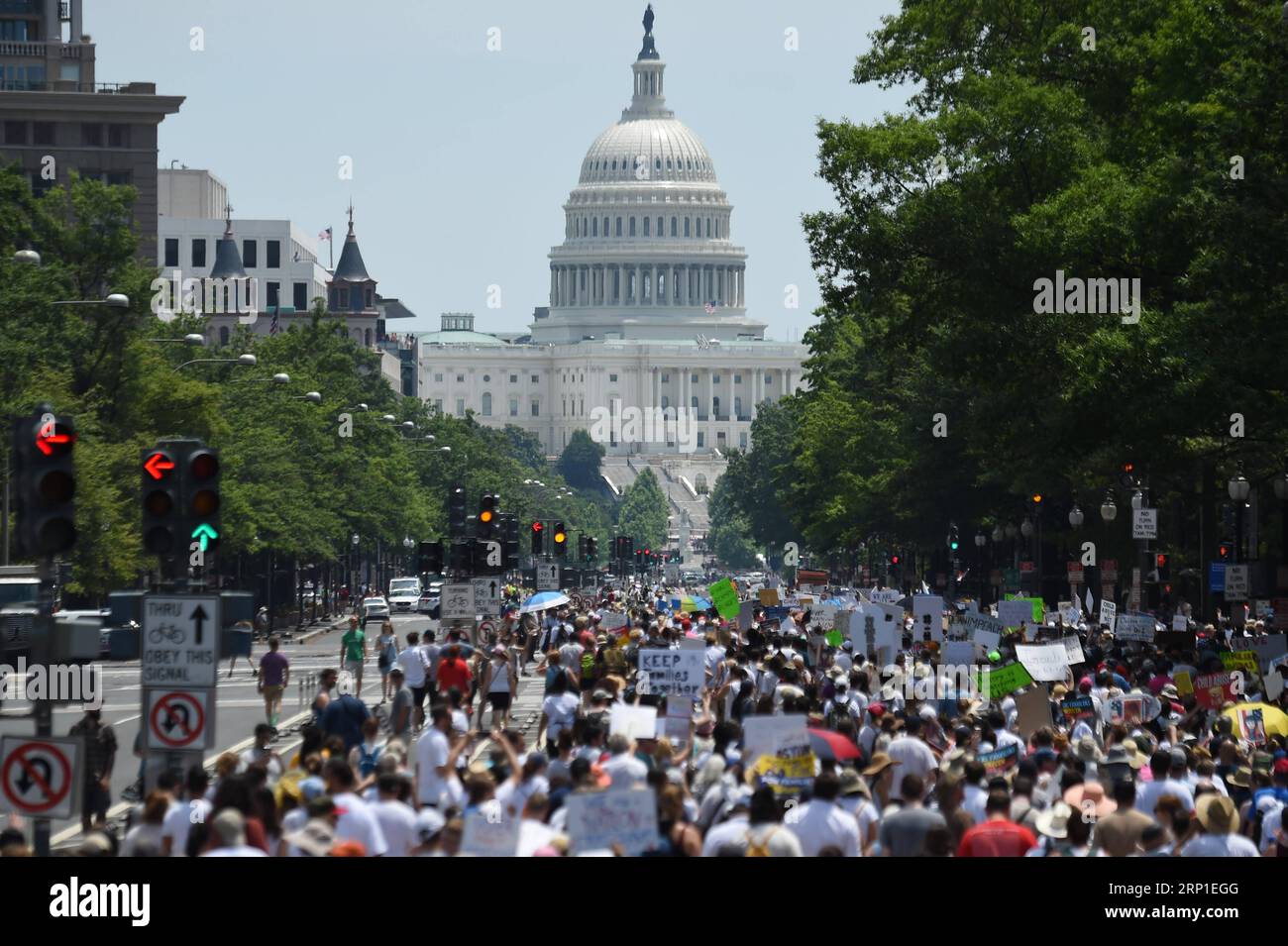 News-Bilder DES Tages (180630) -- WASHINGTON, 30 de junio de 2018 -- La gente protesta contra la política de inmigración del gobierno de Trump cerca del Capitolio en Washington D.C., Estados Unidos, el 30 de junio de 2018. Decenas de miles de estadounidenses marcharon y se manifestaron por todo Estados Unidos para protestar contra la política de inmigración de tolerancia cero de la administración Trump que resultó en más de 2.000 niños separados de sus familias que cruzaron la frontera ilegalmente. EE.UU.-WASHINGTON D.C.-POLÍTICA DE INMIGRACIÓN-PROTEMA YANGXCHENGLIN PUBLICATIONXNOTXINXCHN Foto de stock