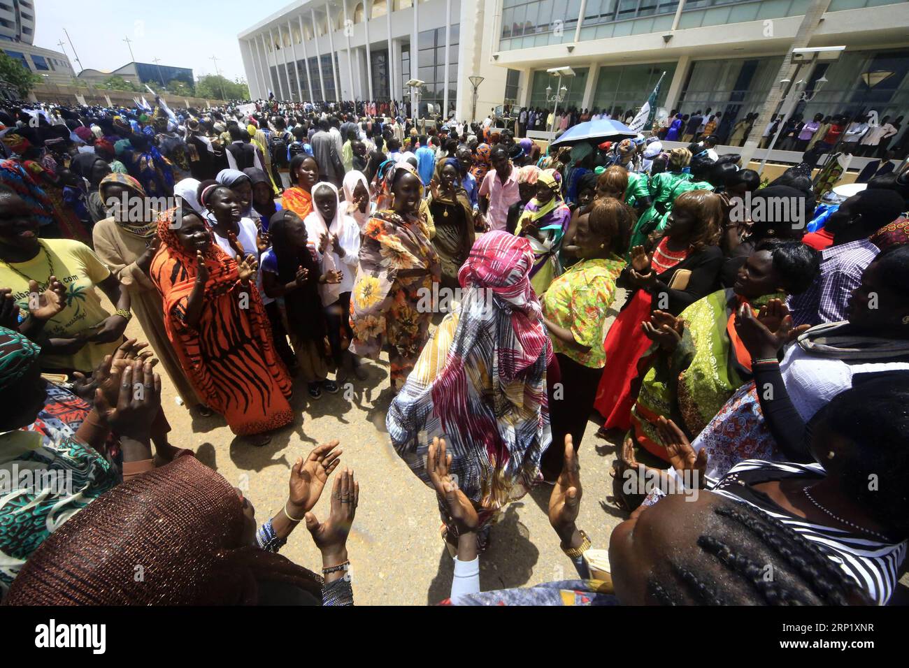 (180805) -- JARTUM, 5 de agosto de 2018 -- Ciudadanos sudaneses del sur de Jartum celebran la firma del acuerdo final sobre el reparto del poder y los acuerdos de seguridad entre las partes en conflicto de Sudán del Sur, en Jartum, capital de Sudán, el 5 de agosto de 2018. Las partes en conflicto de Sudán del Sur firmaron el domingo un acuerdo final en la capital sudanesa Jartum sobre el reparto del poder y los acuerdos de seguridad. SUDÁN-JARTUM-SUDÁN DEL SUR-ACUERDO FINAL-PODER-COMPARTIR MOHAMEDXKHIDIR PUBLICATIONXNOTXINXCHN Foto de stock