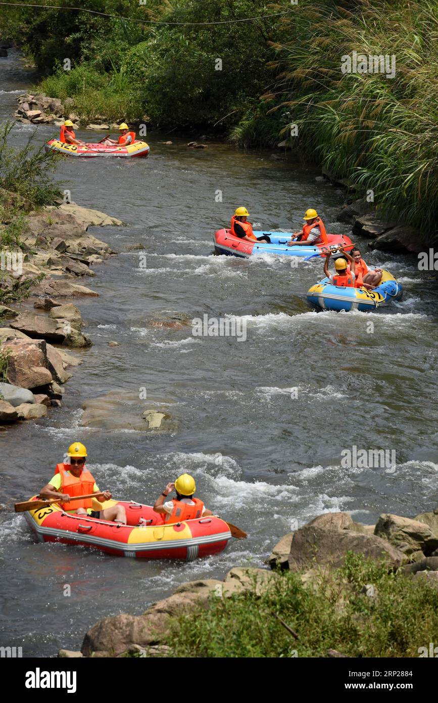 (180824) -- YUSHAN, 24 de agosto de 2018 -- Los turistas hacen rafting en el río Sanjiangkou en la ciudad de Jiangshan, provincia de Zhejiang, al este de China, 24 de agosto de 2018. En los últimos años, tres provincias de Zhejiang, Jiangxi y Fujian del sudeste de China han hecho esfuerzos para limpiar el agua de forma cooperativa en su área fronteriza. ) (WYL) CHINA-ZHEJIANG-JIANGXI-FUJIAN-MEDIO AMBIENTE-AGUA-GESTIÓN (CN) SongxZhenping PUBLICATIONxNOTxINxCHN Foto de stock