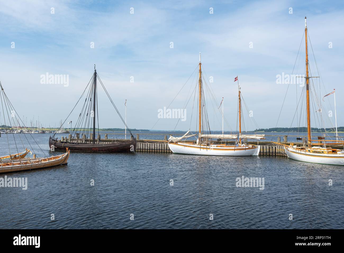 Puerto de Roskilde con barco Vikingo y veleros reconstruidos - Roskilde, Dinamarca Foto de stock