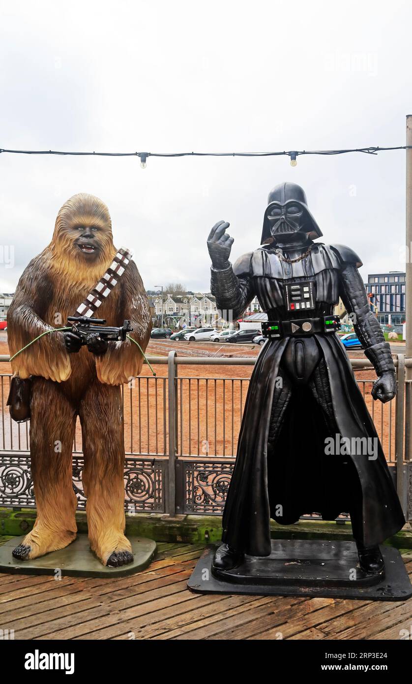Darth Vader y Chewbacca Star Wars figuras de tamaño natural en el muelle de Paignton, Devon. Tomado 2023 Foto de stock