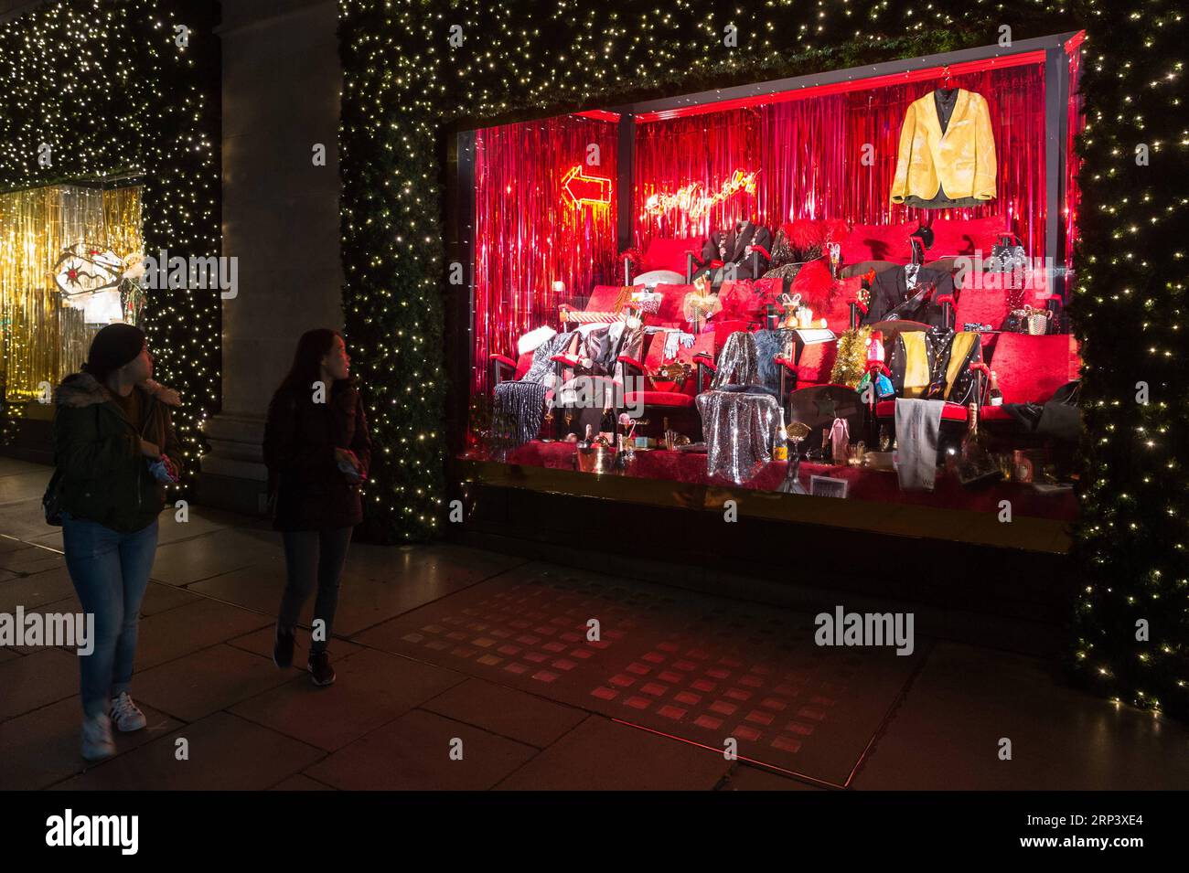 (181018) -- LONDRES, 18 de octubre de 2018 -- La gente mira las ventanas de Navidad de los grandes almacenes Selfridges Rocks Christmas en el centro de Londres, Gran Bretaña, el 18 de octubre de 2018. ) (hy) GRAN BRETAÑA-LONDRES-SELFRIDGES-NAVIDAD WINDOWS-LANZAMIENTO RayxTang PUBLICATIONxNOTxINxCHN Foto de stock