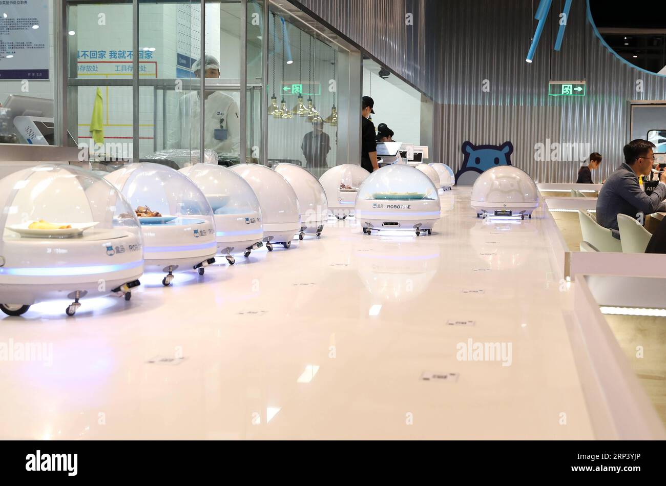 (181020) -- SHANGHAI, 20 de octubre de 2018 -- Los robots AGV (vehículo guiado automatizado) se alinean para servir comida a los clientes en un restaurante inteligente operado por el gigante chino de comercio electrónico Alibaba en el Centro Nacional de Exposiciones y Convenciones en Shanghai, el 15 de octubre de 2018. ) (lmm) CHINA-SHANGHAI-ROBOT-RESTAURANTE (CN) FangxZhe PUBLICATIONxNOTxINxCHN Foto de stock