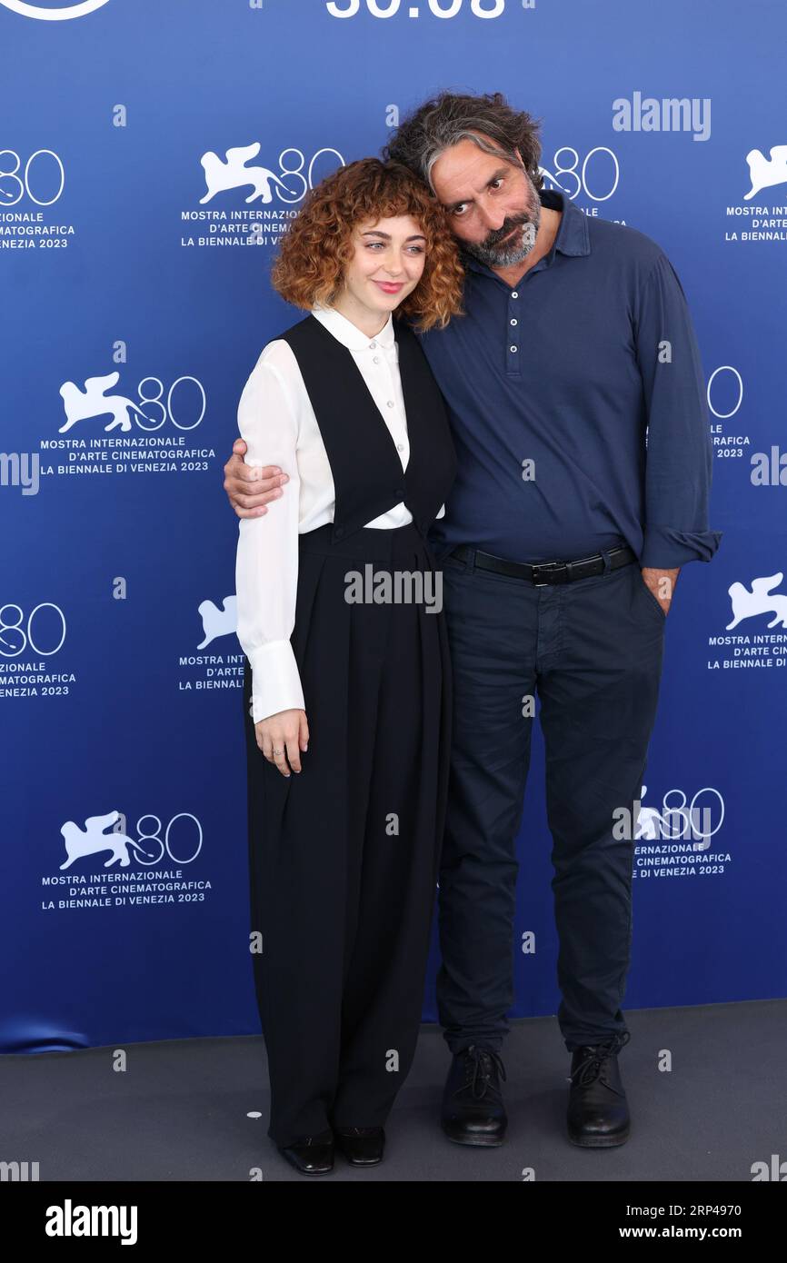 La actriz italiana Rebecca Antonaci y el director italiano Saverio Costanzo asisten a un photocall para la película 'Finalmente L'Alba' en el 80º Interna de Venecia Foto de stock