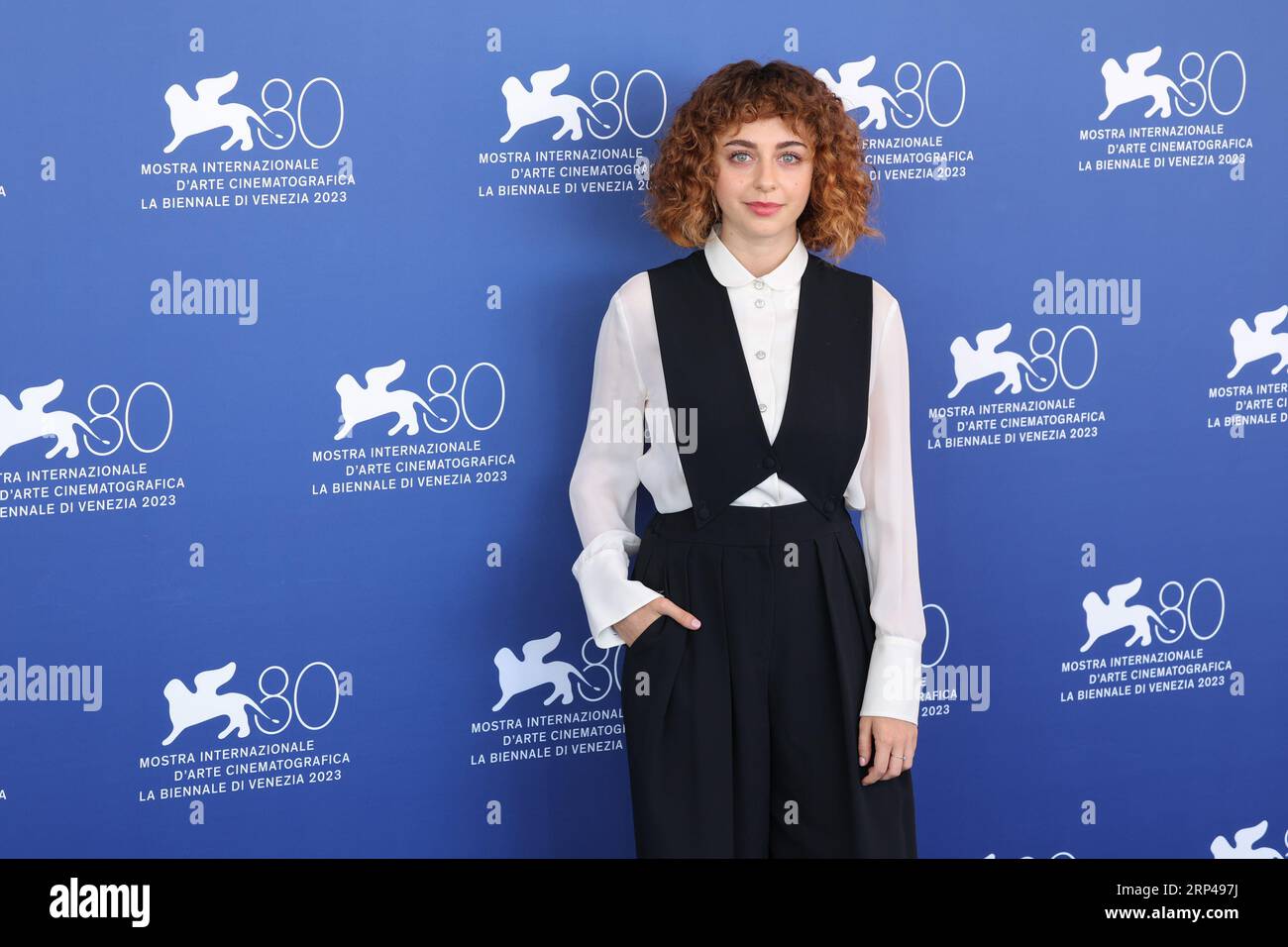 La actriz italiana Rebecca Antonaci asiste a un photocall para la película 'Finalmente L'Alba' en el 80º Festival Internacional de Cine de Venecia el 01 de septiembre. Foto de stock