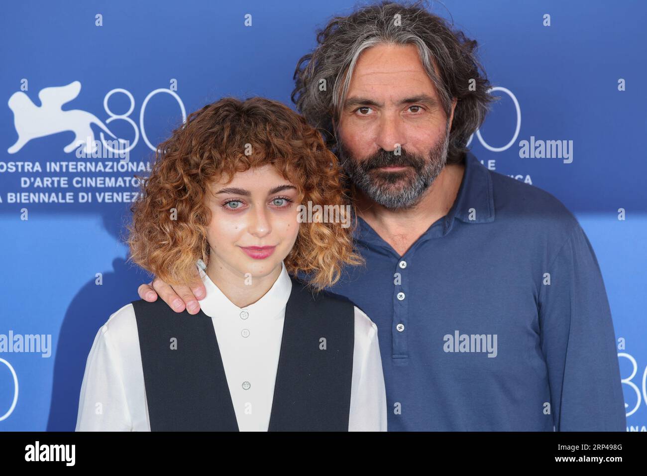 La actriz italiana Rebecca Antonaci y el director italiano Saverio Costanzo asisten a un photocall para la película 'Finalmente L'Alba' en el 80º Interna de Venecia Foto de stock