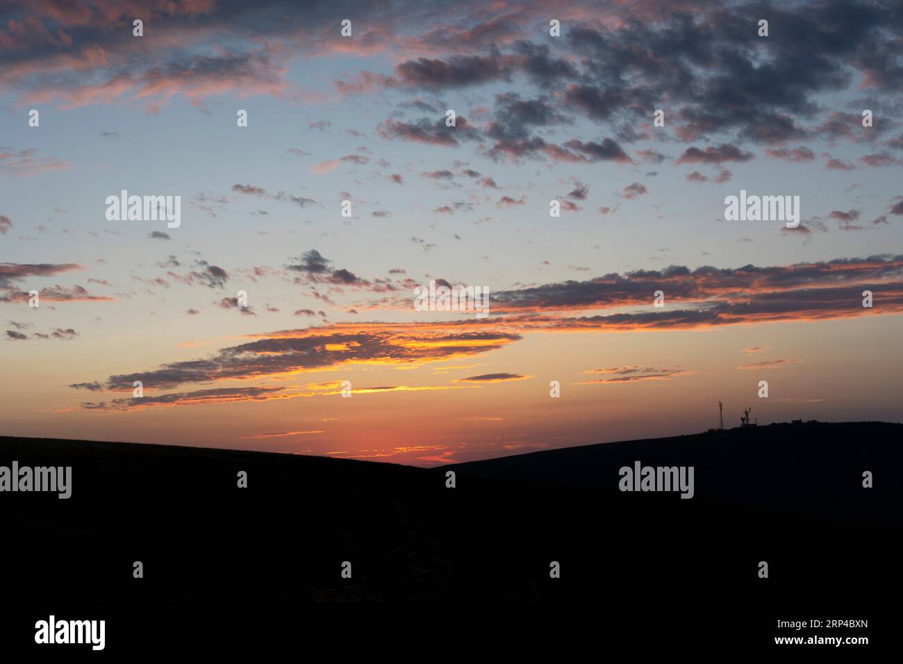 Hermoso paisaje de montaña al amanecer en los Cárpatos Foto de stock