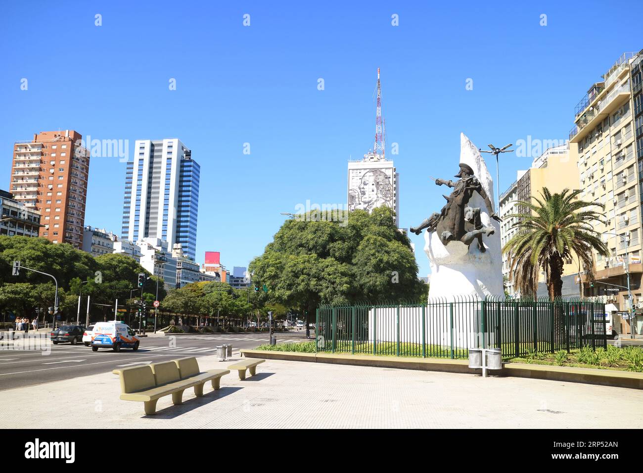 Avenida 9 de Julio de Buenos Aires con impresionante edificio del Ministerio de Salud y Obras Públicas que representa una imagen de Eva Perón en su F Foto de stock